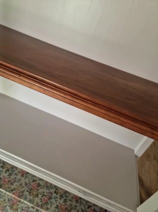 Estantería de madera con puertas