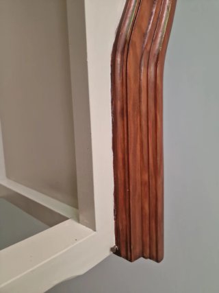 Estantería de madera con puertas