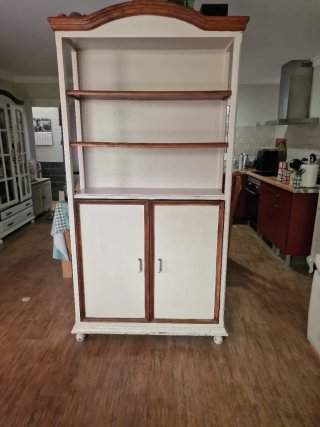Estantería de madera con puertas