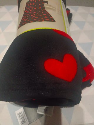 Manta polar negra con corazones rojos