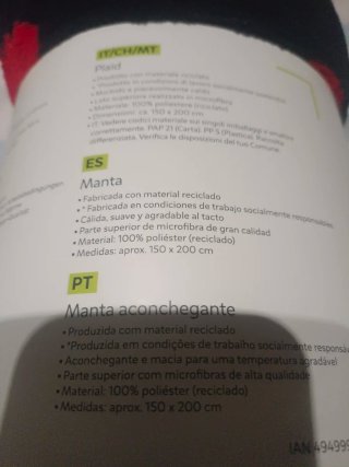 Manta polar negra con corazones rojos