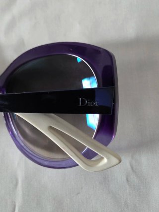 Gafas de sol moradas con detalle en Beige