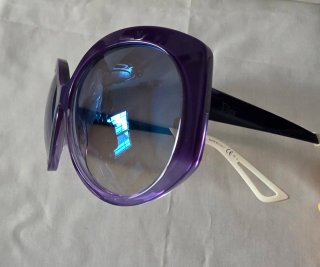 Gafas de sol moradas con detalle en Beige
