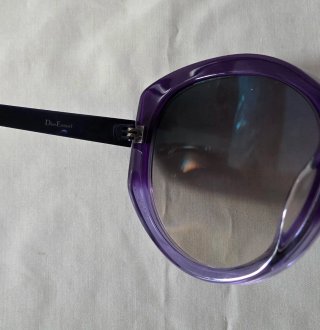 Gafas de sol moradas con detalle en Beige