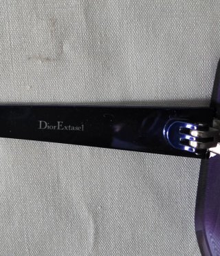 Gafas de sol moradas con detalle en Beige