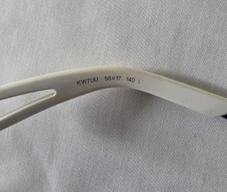 Gafas de sol moradas con detalle en Beige