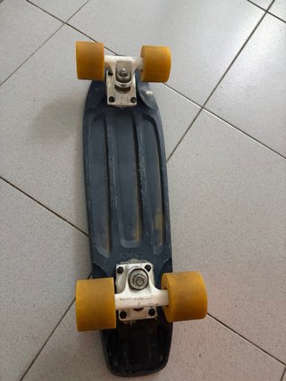 Patinete Negro con Ruedas Amarillas