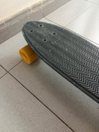 Patinete Negro con Ruedas Amarillas