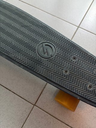 Patinete Negro con Ruedas Amarillas