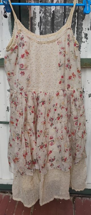 Vestido boho floral beige con detallitos florales