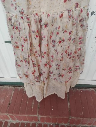 Vestido boho floral beige con detallitos florales