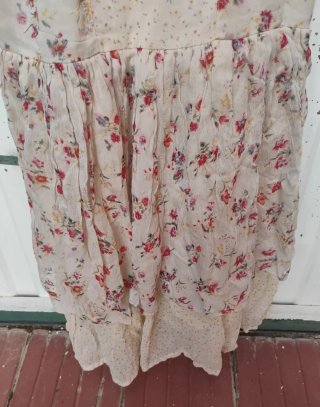 Vestido boho floral beige con detallitos florales