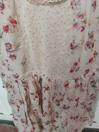 Vestido boho floral beige con detallitos florales