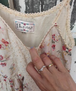 Vestido boho floral beige con detallitos florales
