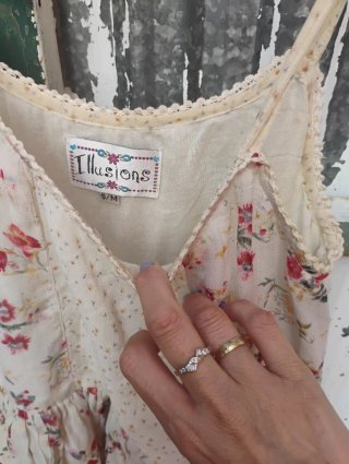 Vestido boho floral beige con detallitos florales