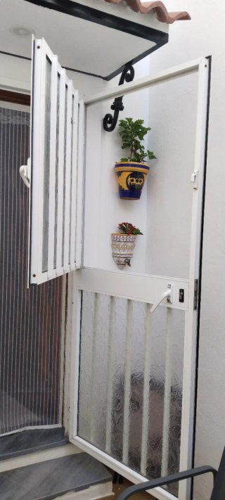Puerta ext aluminio con ventana ,marco y cristal .