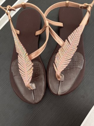 Sandalias Marrones y Doradas con Pluma