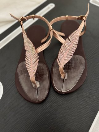 Sandalias Marrones y Doradas con Pluma