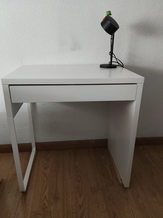 Escritorio blanco con cajón