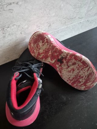 Zapatillas Under Armour Negras y Rojas