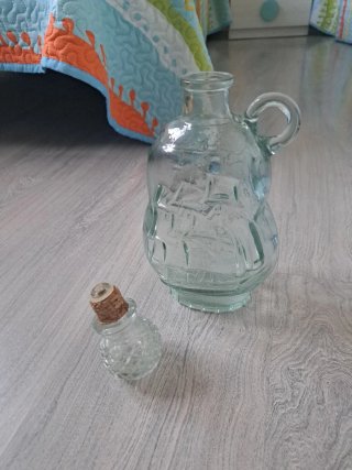 Botella de vidrio antigua con tapón