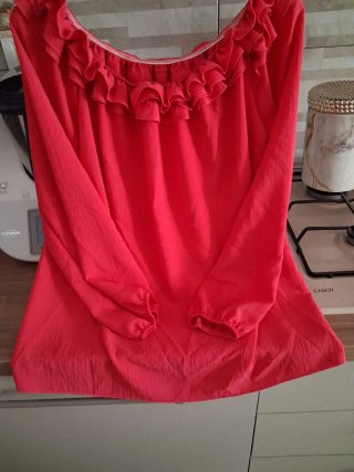 Maglietta rossa con volant
