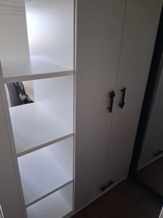 Litera alta con armario, escritorio y estantería