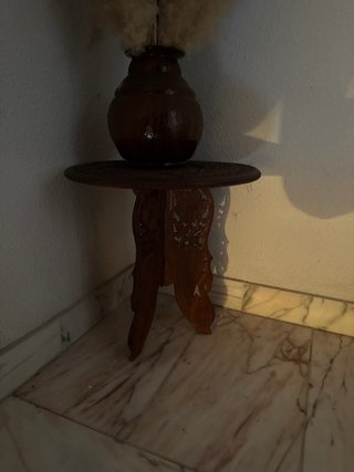 Mesa auxiliar de madera tallada