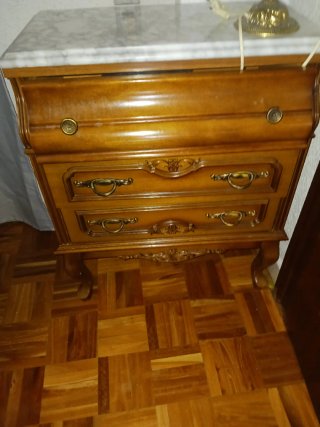 Mesita de noche antigua de madera y mármol