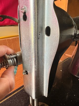Máquina de coser Singer antigua con mesa