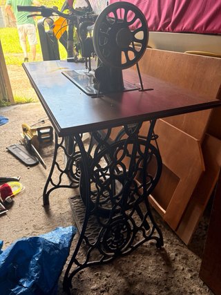 Máquina de coser Singer antigua con mesa