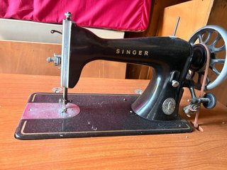 Máquina de coser Singer antigua con mesa