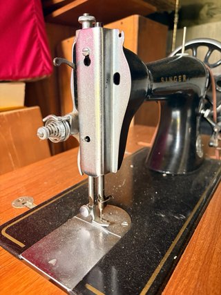 Máquina de coser Singer antigua con mesa