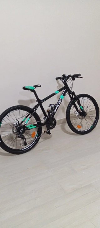 Bicicleta montaña B'TWIN negra y verde