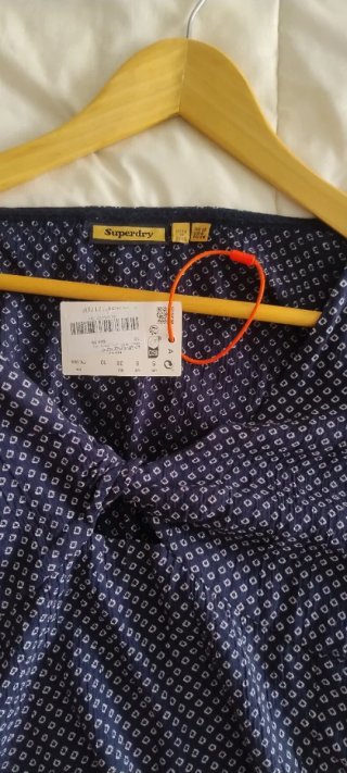 Blusa Superdry azul y blanca estampada