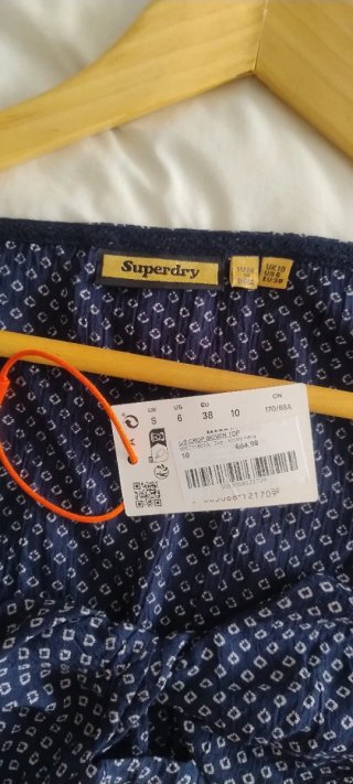 Blusa Superdry azul y blanca estampada