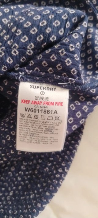Blusa Superdry azul y blanca estampada