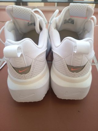 Zapatillas Nike Beige y Blancas
