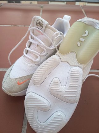 Zapatillas Nike Beige y Blancas