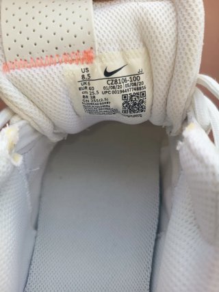 Zapatillas Nike Beige y Blancas