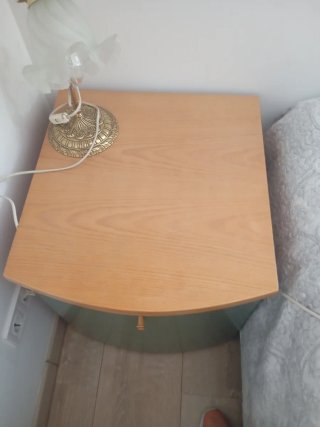 Mesilla auxiliar de madera y mimbre