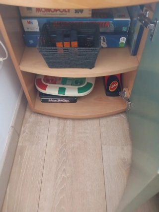 Mesilla auxiliar de madera y mimbre
