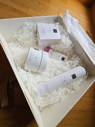 Set de Rituals of Sakura, blanco y dorado