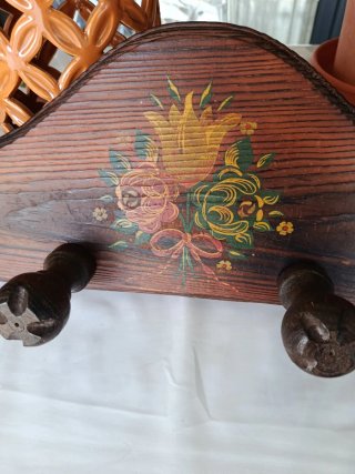 Perchero de madera decorado