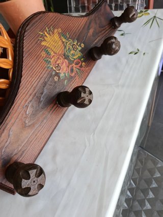 Perchero de madera decorado