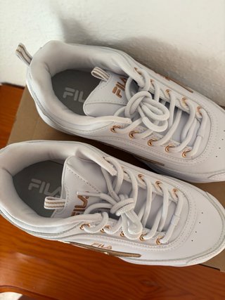 Zapatillas Fila Blancas y Doradas Talla 37