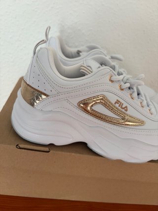 Zapatillas Fila Blancas y Doradas Talla 37