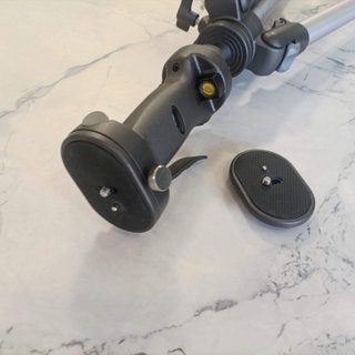 Trípode Amazon Basics con rótula orientable
