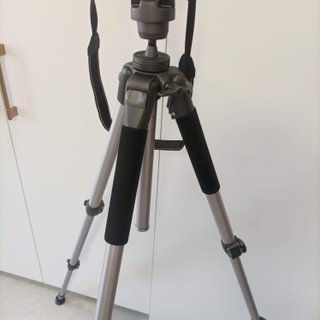 Trípode Amazon Basics con rótula orientable