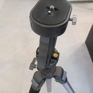 Trípode Amazon Basics con rótula orientable